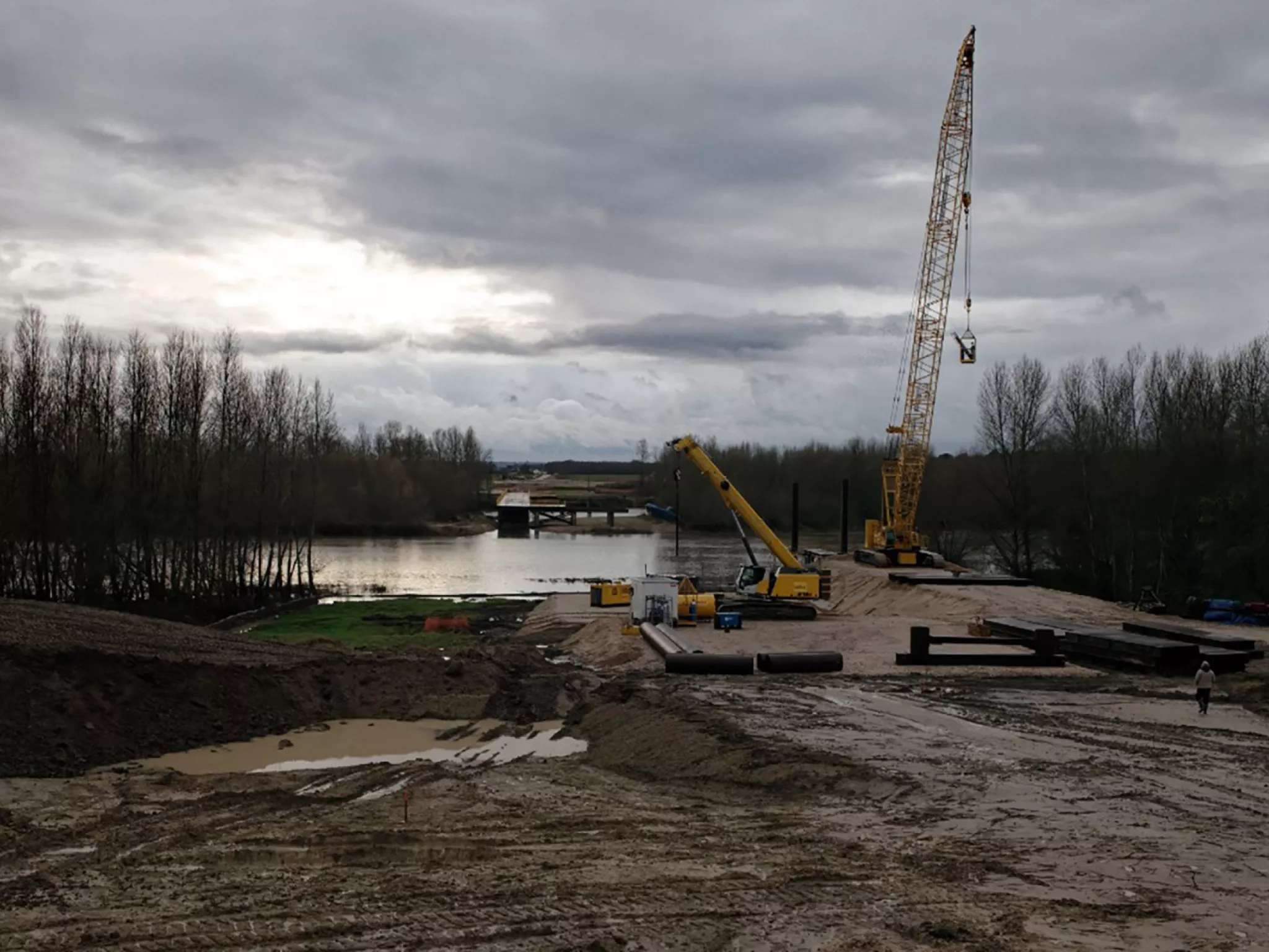 Vue du chantier du pont depuis la rive droite. © Yoan Jäger/Reporterre