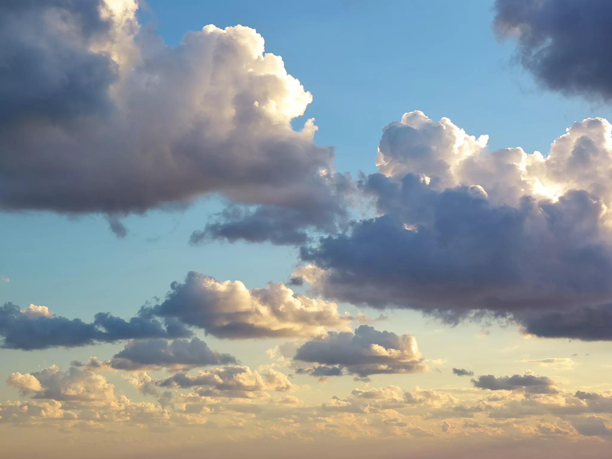 Nuages et coucher de soleil