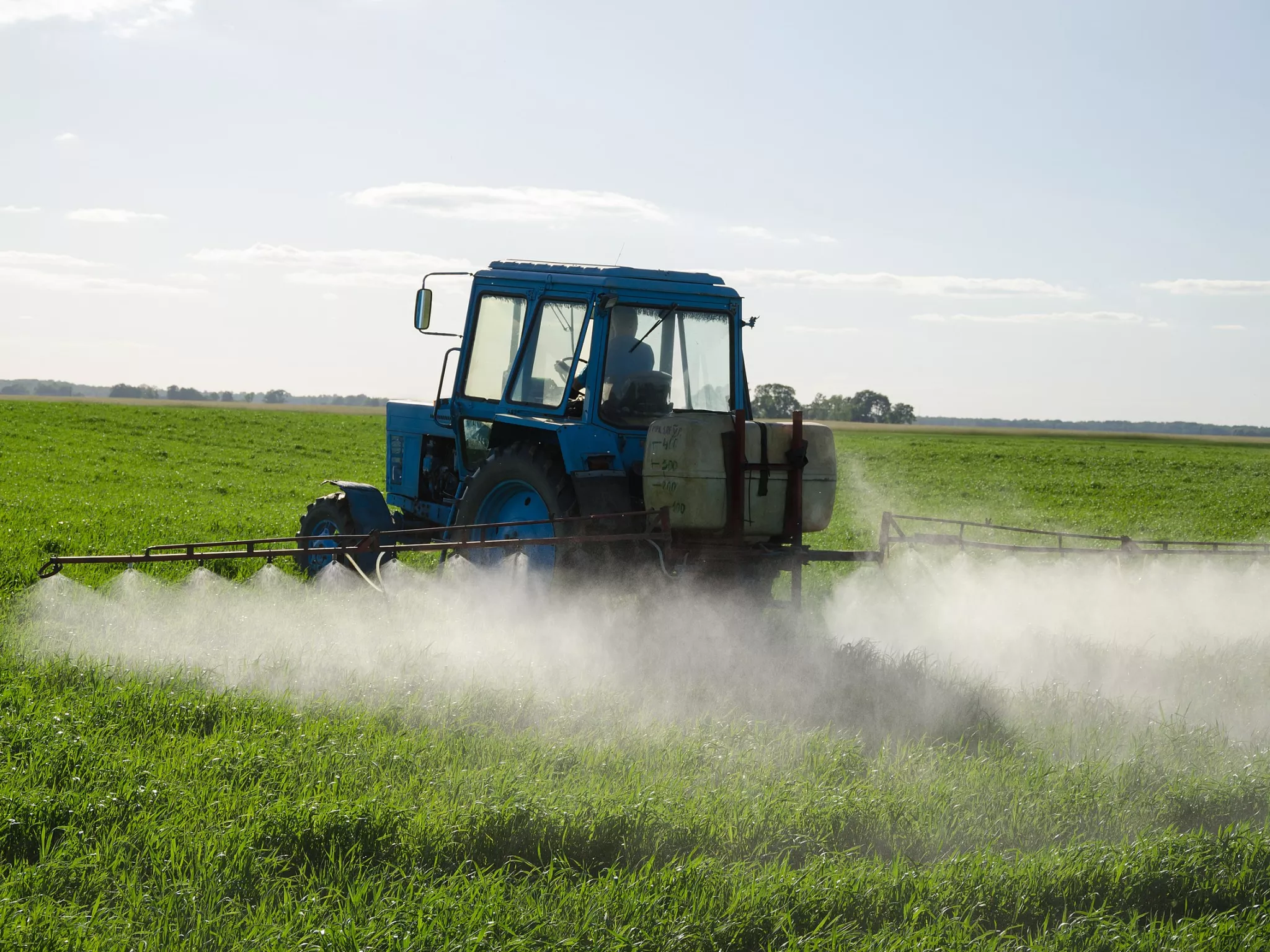 Tracteur épandant des pesticides