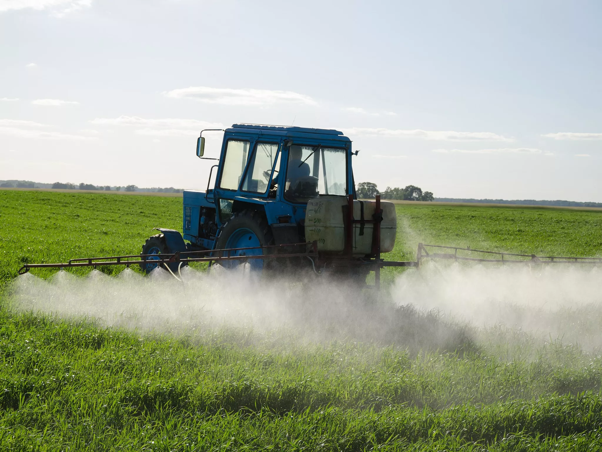 Respectons les habitants ! Tracteur épandant des pesticides