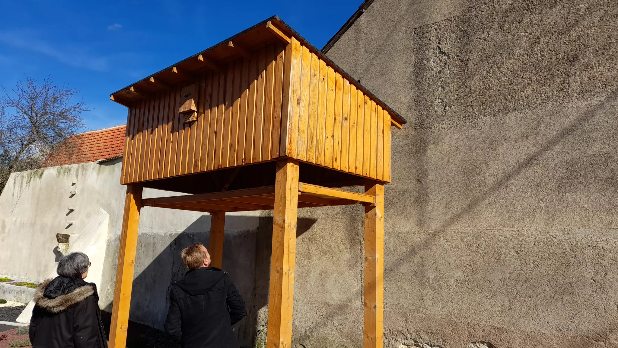 Installation de plusieurs gîtes pour la biodiversité © J.-L. Pratz