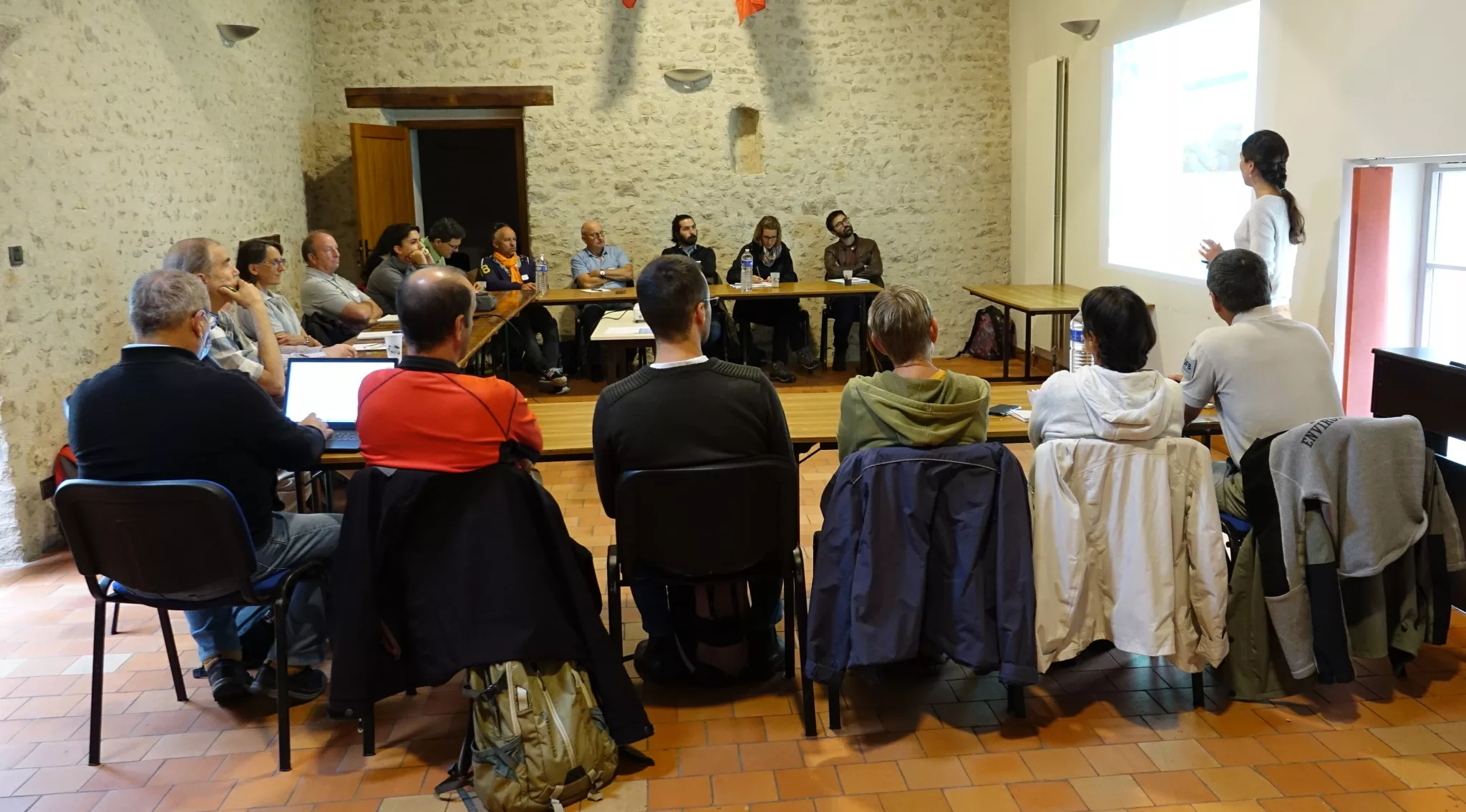 Les participants installés dans la salle communale de Marigny-les-Usages