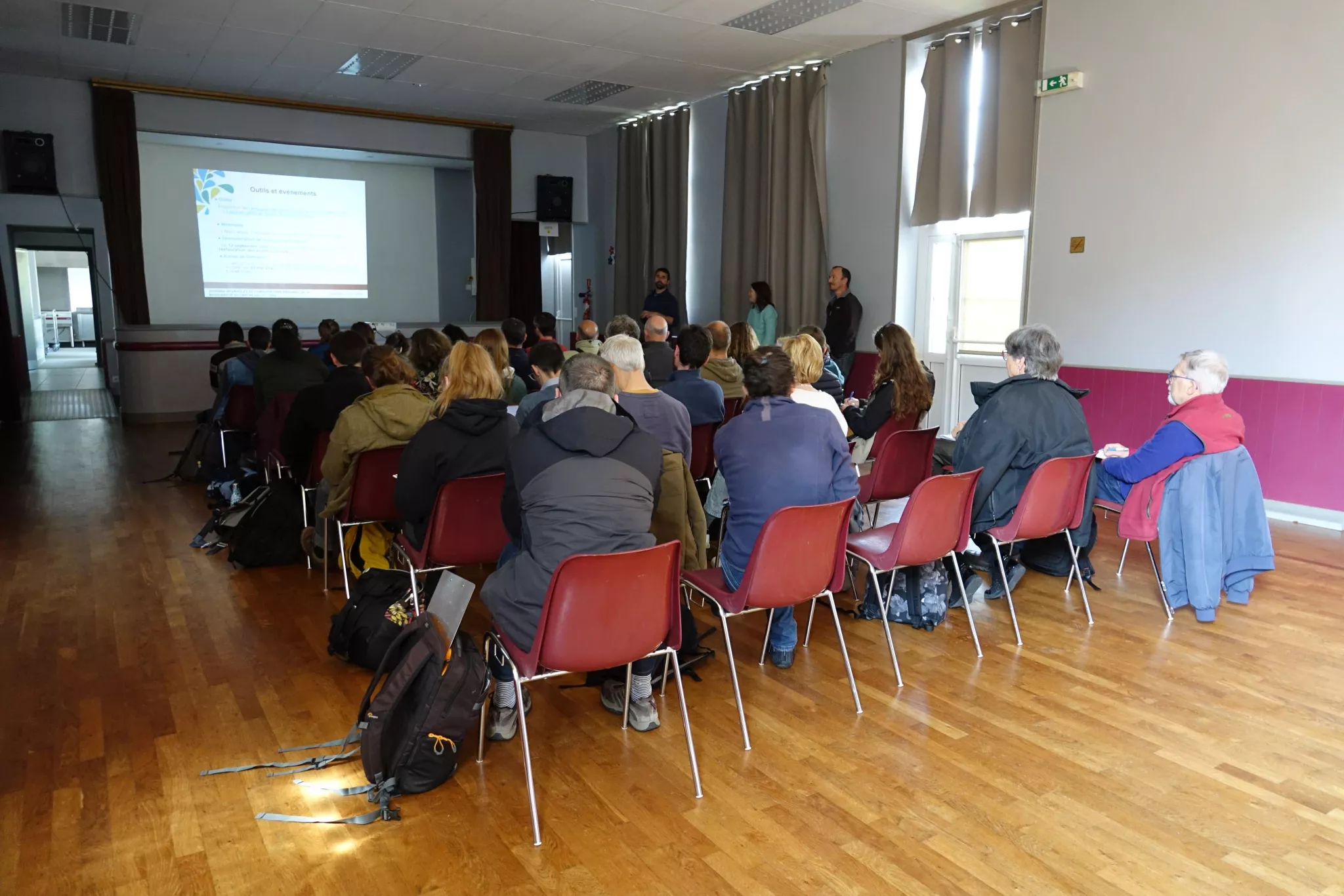 Les participants installés dans la salle communale de Couffy